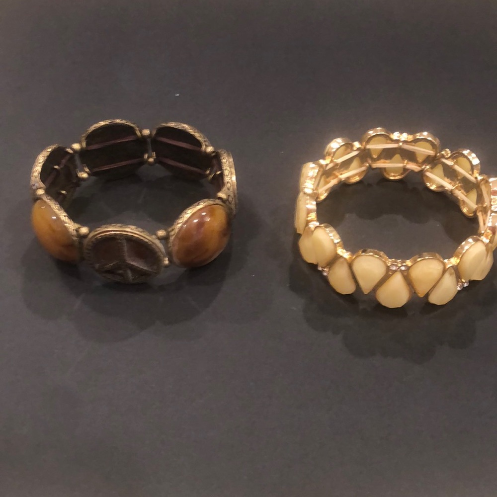 2 Bracelets